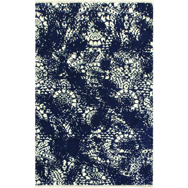 1990s Abstract Modern Blue/Ivory Wool/Viscose Rug - 4'0 X 6'1 For Sale