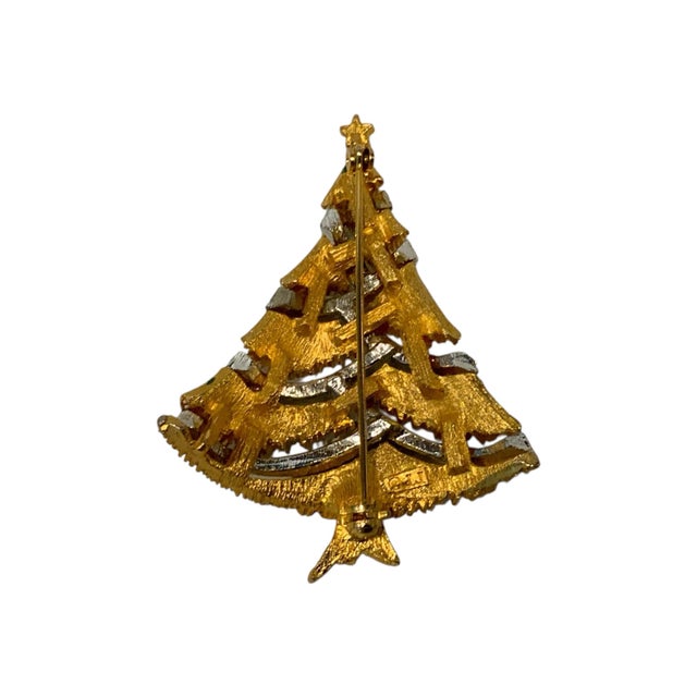 This is a vintage JJ (Jonette Jewelry Company) Christmas tree pin brooch in gold-tone metal with green enamel and crystal...