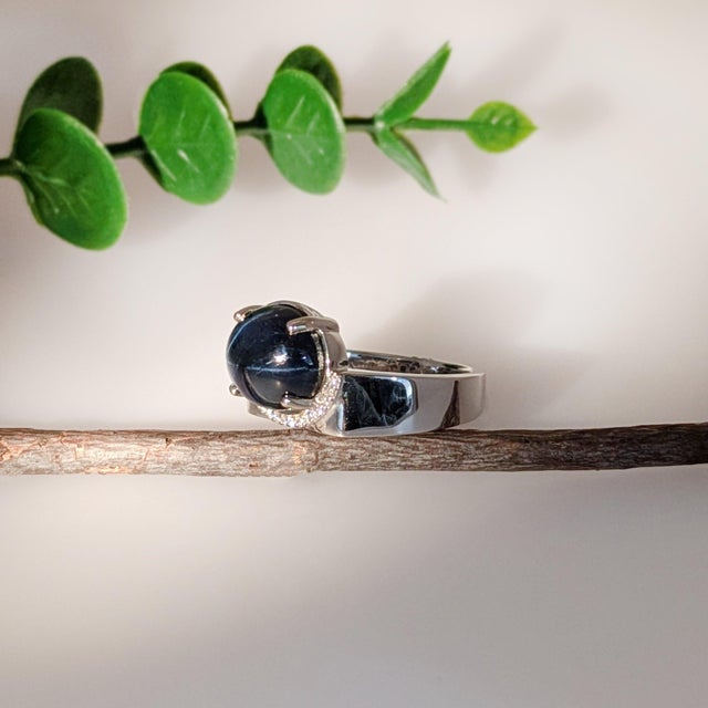 6.15ct Star Sapphire Cabochon & Diamond Ring in 14k White Gold – Oval 11×9mm, Size 6.75 For Sale - Image 4 of 5