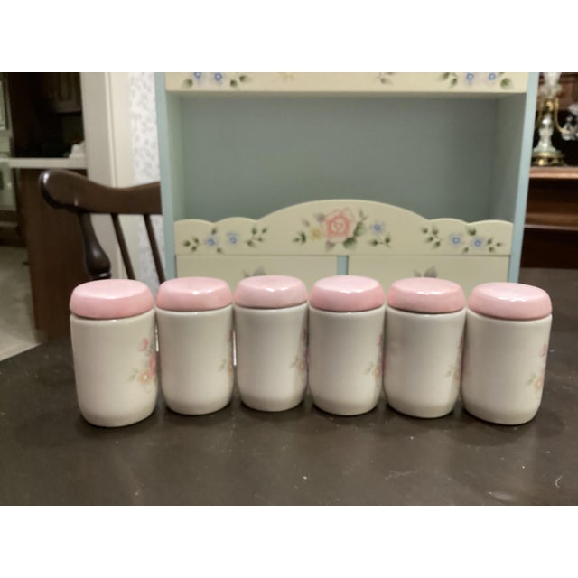 1990s Pfaltzgraff Tea Rose Wall Spice Rack With 12 Canisters with Shelf New Rare Complete Set For Sale - Image 16 of 18
