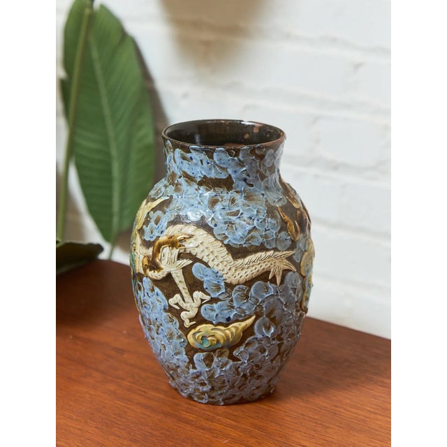 Whether they are simply decorative sculptures or vases filled with flowers, find beautiful objects in various sizes,...