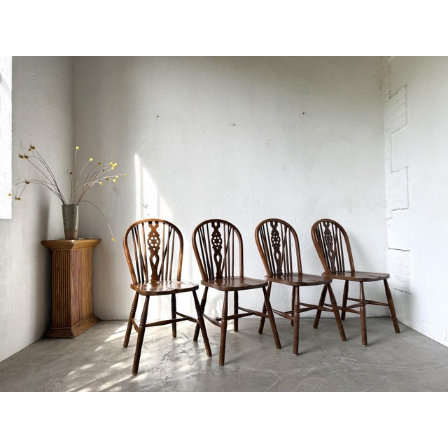 Maison Lecan presents a superb set of four early 20th-century Windsor chairs, characteristic of the English tradition with...