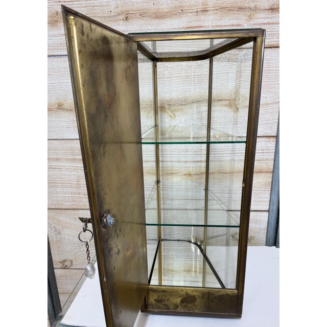 Belle Époque Bronze & Curved Glass Vitrine / Angled Showcase, Paris, circa 1900 A refined French Belle Époque bronze and...