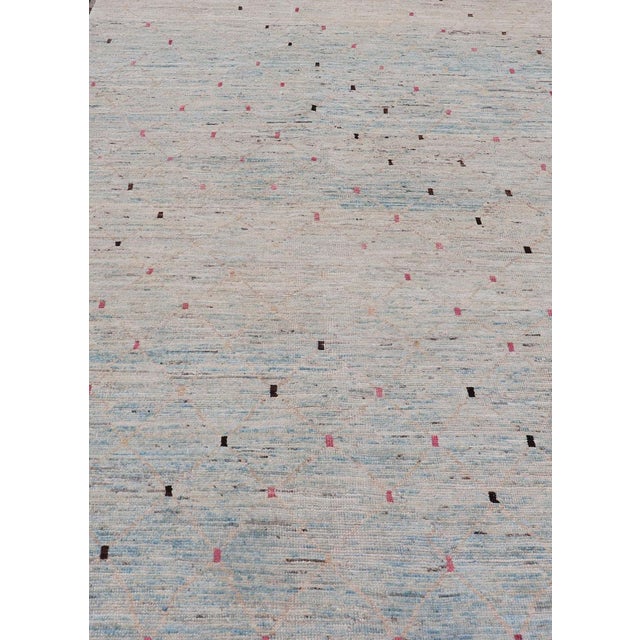 Neutral tone rug with allover modern design, Keivan Woven Arts / rug AFG-29165, country of origin / type: Afghanistan The...