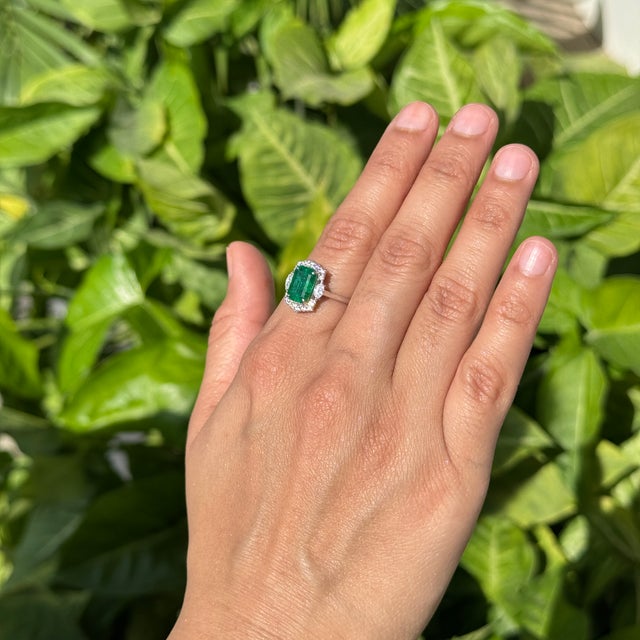 Contemporary Luxury 2.44ct Emerald Diamond 18k Gold Ring Size 6.5 for Women by VRJewels For Sale - Image 3 of 15