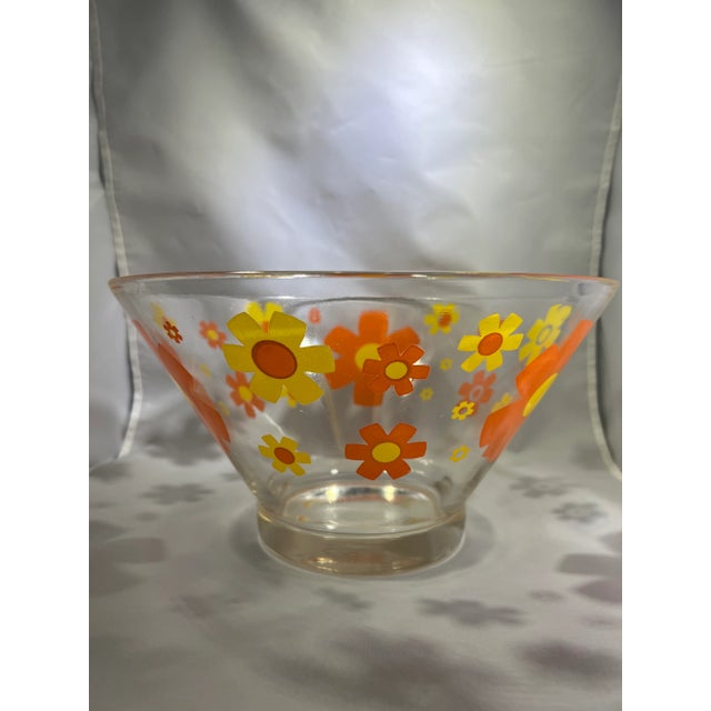 1960s Mid-Century Modern Atomic Retro Mod Boho Chic Orange & Yellow Daisy Glass Serving Bowl For Sale In Las Vegas - Image 6 of 11
