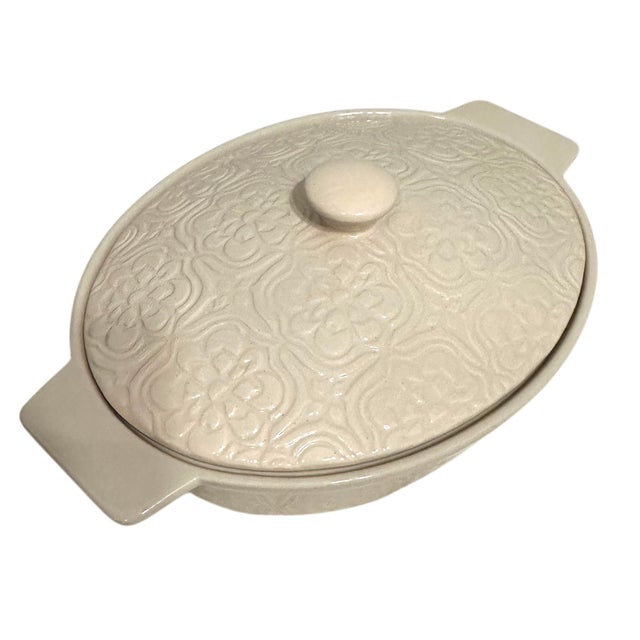 Add a touch of timeless farmhouse charm to your dining table or kitchen display with this beautiful covered baking dish...