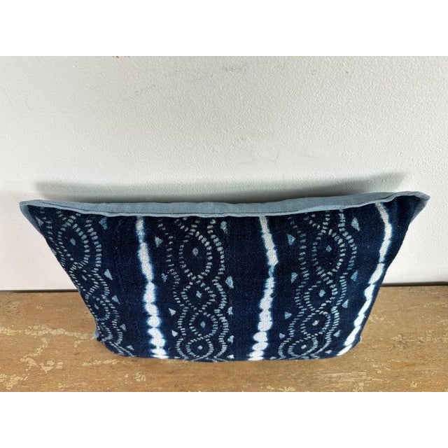 Early 21st Century Indigo-Dyed Tribal Textile Pillow in Cotton and Linen, Modern Design For Sale - Image 5 of 8
