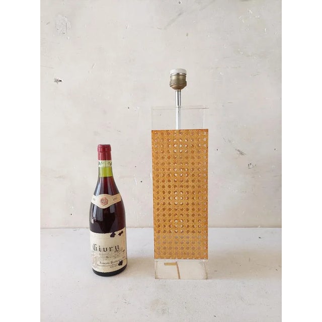 Mid-Century Modern Large Table Lamp in Rattan and Acrylic Glass in the style of Dior For Sale - Image 3 of 9