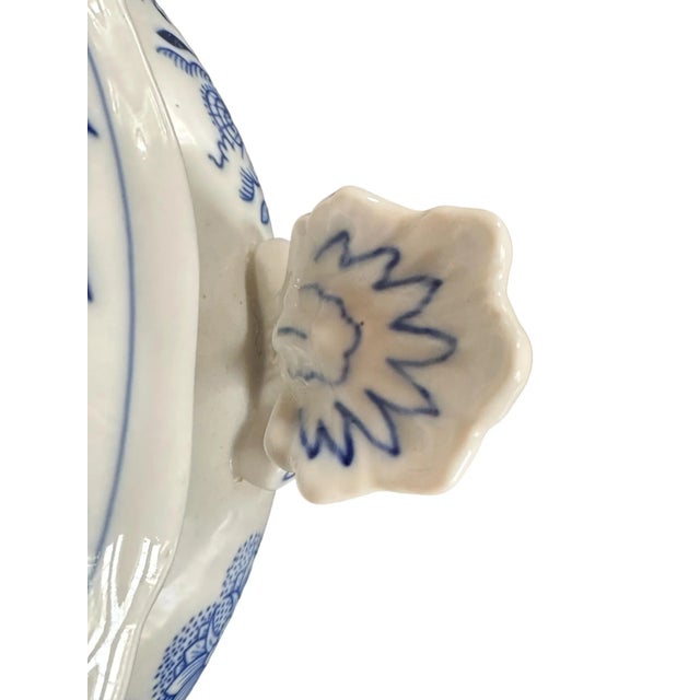 Navy Blue Late 20th Century Original Bohemian Zwiebelmuster Blue Onion Soup Tureen With Twisted Top Lid For Sale - Image 8 of 12