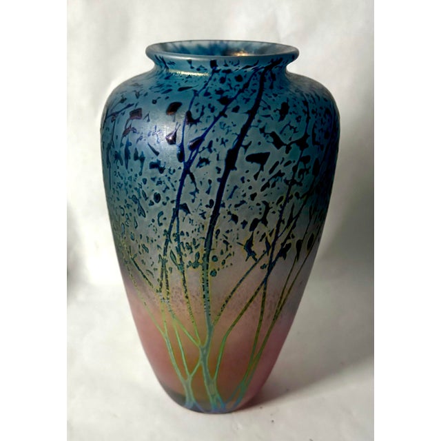 Signed hand-blown art glass vase by American glass artist Peet Robison (1946-2012), circa 1990s. The softly shouldered...