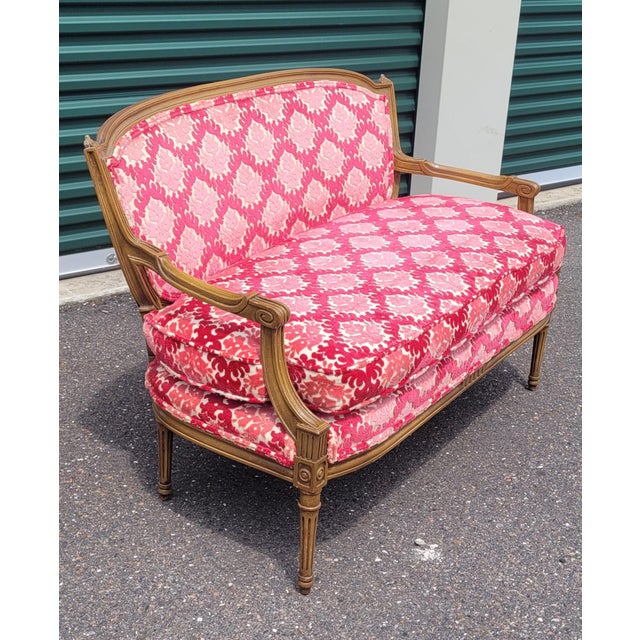Fine 1950s Hollywood Style Velvet Settee For Sale In Philadelphia - Image 6 of 11