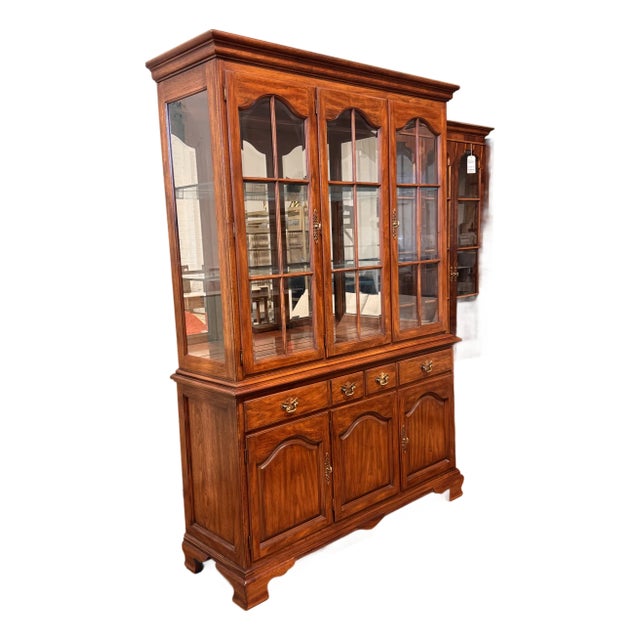 Drexel Heritage Late 20th Century China/ Display Hutch For Sale