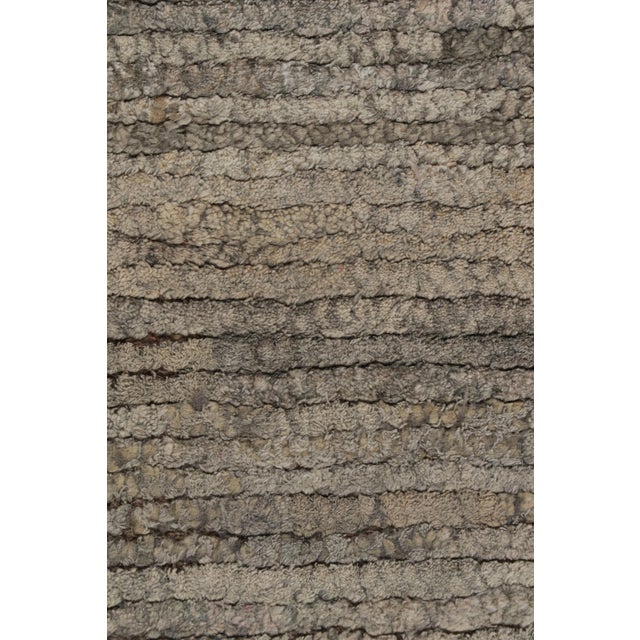Rug & Kilim Rug & Kilim’s Contemporary Textural Rug in Gray and Beige Tones For Sale - Image 4 of 7