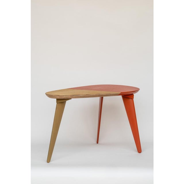 The Dip side table (from the English word "dip") is a small piece of furniture characterized by an aesthetic design that...