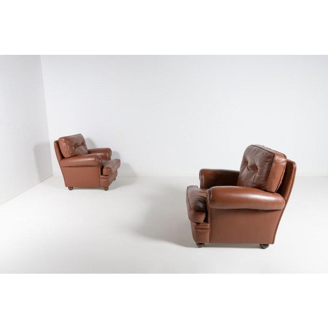 Beautiful classic design set of 2 lounge chairs in brown leather produced by Italian manufacturer, loose cushions. Good...