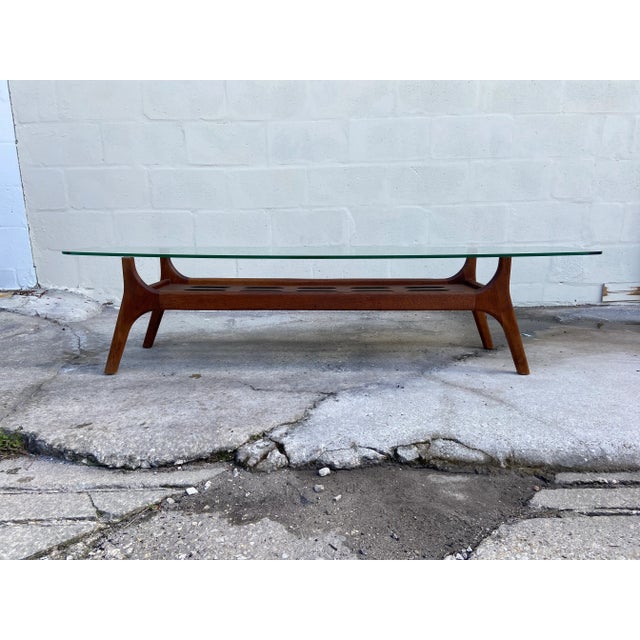 Brown Mid Century Modern Slotted Coffee Table With Surfboard Glass Top | in Harvey Probber Style For Sale - Image 8 of 12