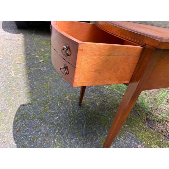 English Early 20th Century Pair of Federal Style Leather Top Flame Mahogany Side Tables For Sale - Image 3 of 14