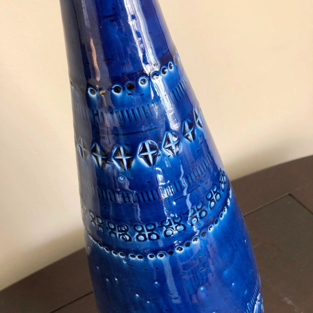 Ethan Allen Ethan Allen Blue Sgraffito Italian Pottery Vase For Sale - Image 4 of 6