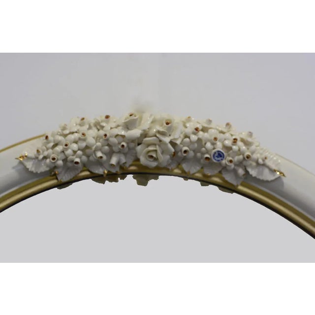This exquisite frame is characterized by a delicate combination of white and gold hues. Realized in wood, its simple yet...