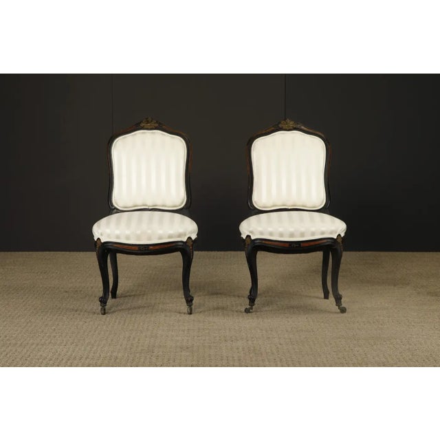 French Pair of 1890s French Louis XV Carved, Gilt, Ebonized, and Upholstered Chairs For Sale - Image 3 of 18