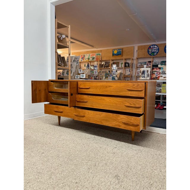 Wood Vintage Mid-Century Modern Bedroom Set - Gentleman's Chest Highboy & Sculpted Pull Credenza Dresser, 1960s, 2 Pieces For Sale - Image 7 of 9