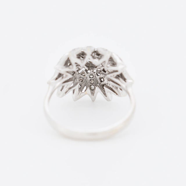 Vintage Flower Ring 18 carat gold and diamonds, Size 5.75 For Sale - Image 4 of 8