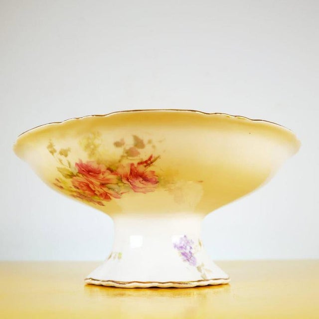 This refined porcelain centerpiece, produced by ginori, features an elegant design with floral decorations in shades of...