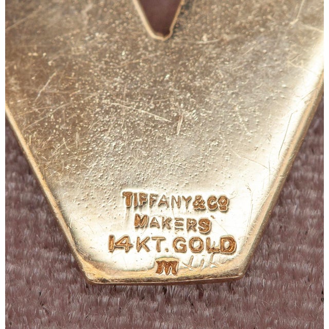 Tiffany and Co. Vintage Tiffany & Co. 14k Yellow Gold “V” Brooch C. 1940s For Sale - Image 4 of 8
