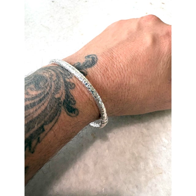 Sleek vintage sterling silver hinged bracelet with hammer design.