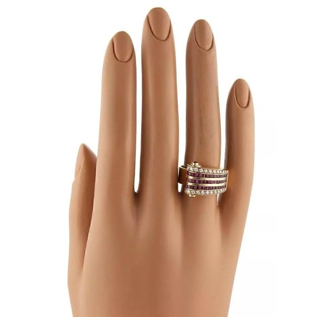 This is a stunning designer Gioielli Graser band ring, it is forged from 18k yellow gold in a polished finish. The curled...