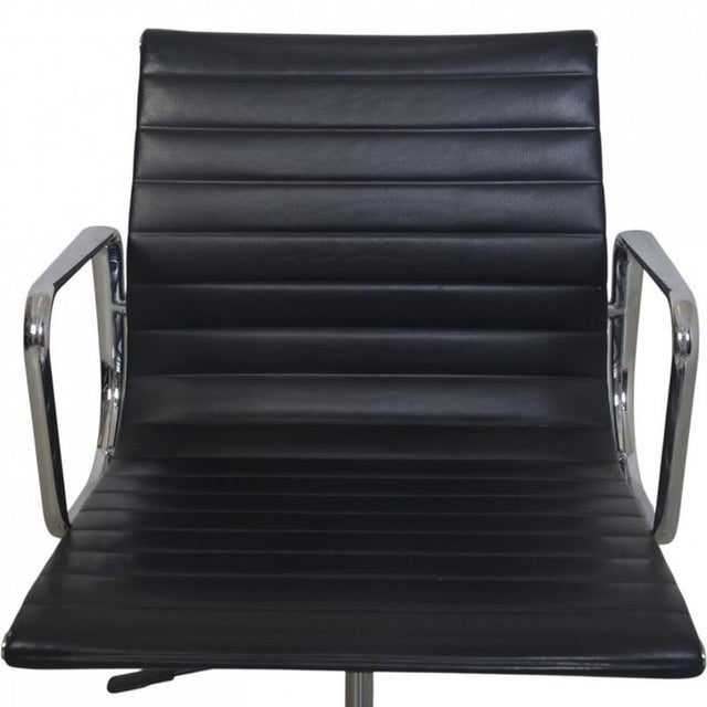EA117 Desk Chair by Charles Eames, 2006 For Sale - Image 3 of 17