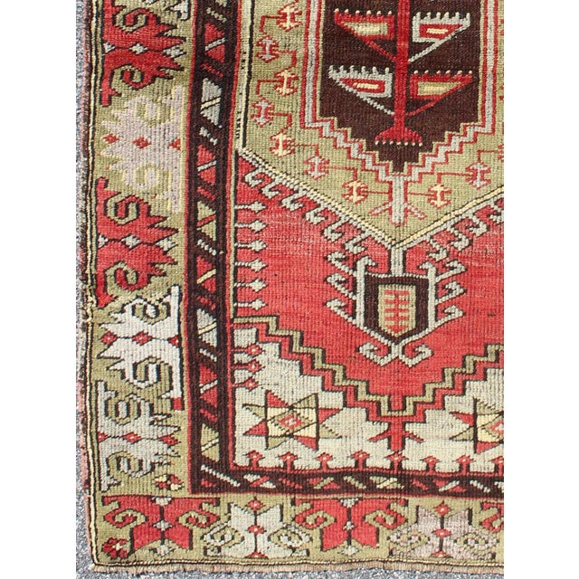 Tribal Vintage Turkish Oushak Rug With Geometric Tribal Medallion in Red and Green For Sale - Image 3 of 7