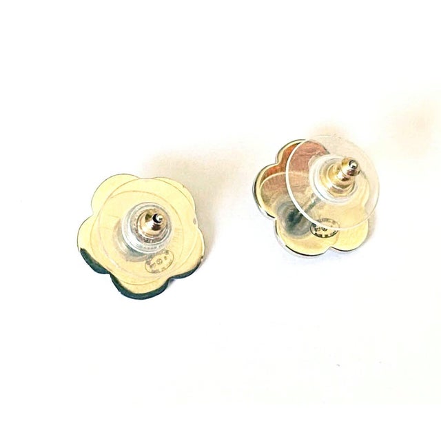 Contemporary Chanel Vintage Rare Gunmetal Round Clove Gold Spinning CC Clip on Earrings, A Pair For Sale - Image 3 of 3