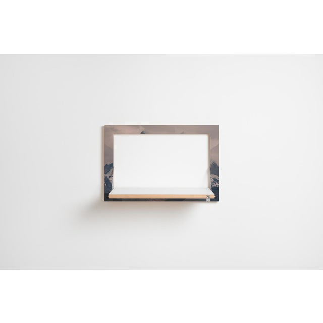 The midsized fläpps wall shelf adheres to standards. Kept in 3:2 format, it meets the critical eye of photographers. With...