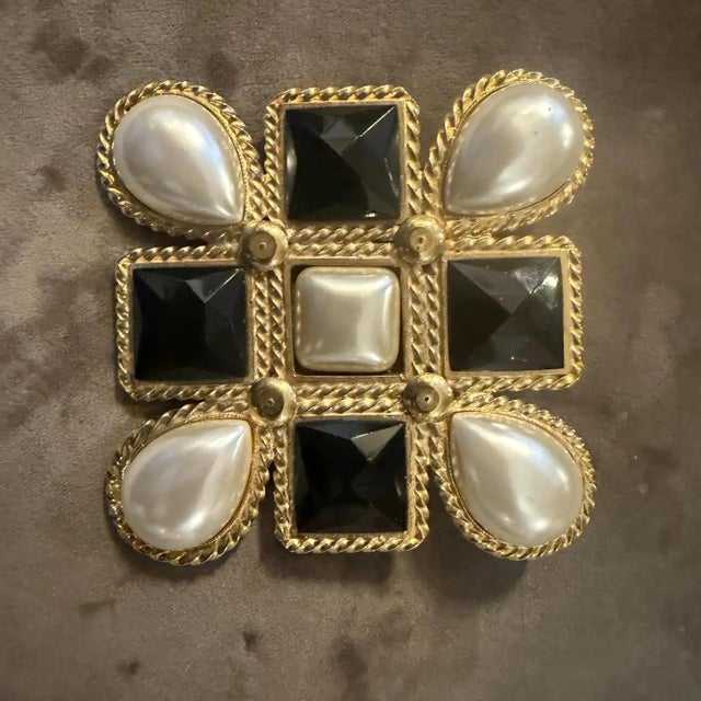 1990s High Quality Costume Jewelry Italian Big Brooch For Sale - Image 9 of 12