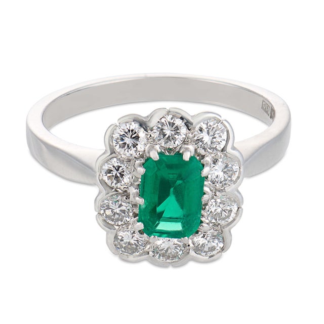 Contemporary Vintage Colombian Emerald Diamond 18k White Gold Cluster Ring, Size 7.25 For Sale - Image 3 of 5