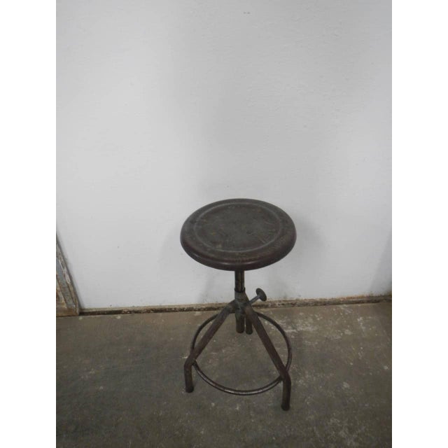 Adjustable in height from 42 cm to 64 cm. Seat diameter 30 cm. Adjustment is manual.