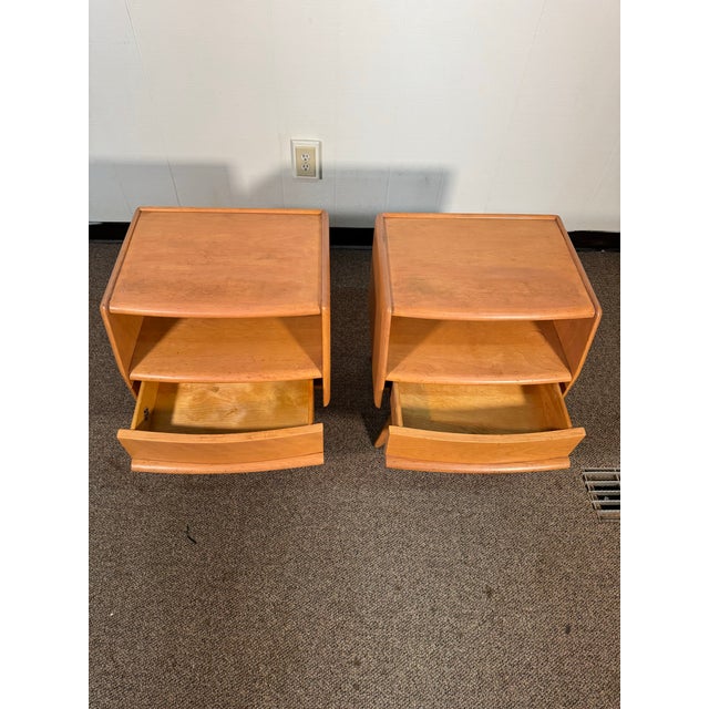 Mid 20th Century Pair of Heywood Wakefield Sculptura M-778 Nightstands in Original Champagne Finish For Sale - Image 10 of 12