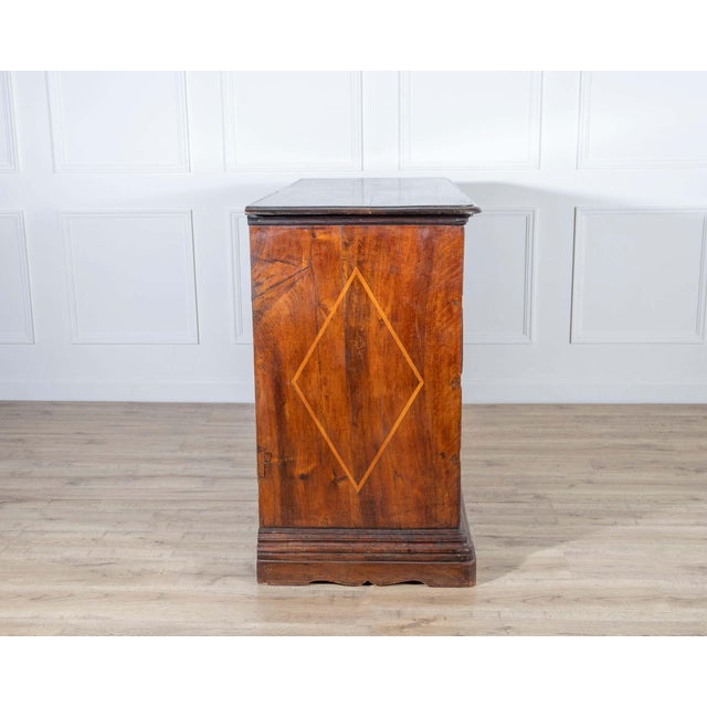Early 18th-Century Emilian Walnut Chest of Drawers with Fruitwood Inlay For Sale In Atlanta - Image 6 of 8