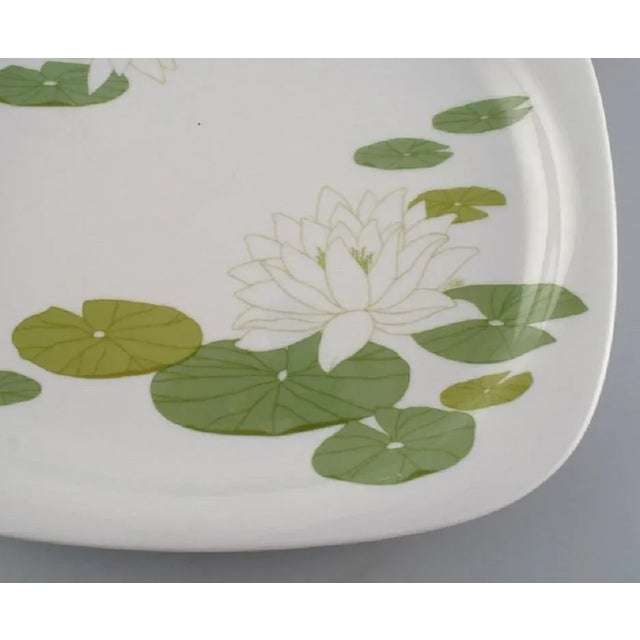 Timo Sarpaneva for Rosenthal. Rare Suomi porcelain serving dish decorated with water lilies. 1970s / 80s. Measures: 33 x...
