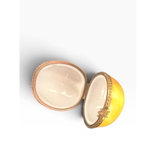 French Late 20th Century Hand-Painted Limoges France Peach Porcelain Trinket Box With Bee Clasp For Sale - Image 3 of 7