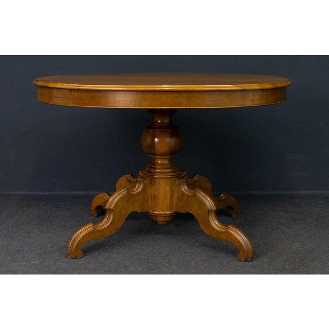 Oval table Era & style: Biedermeier, mid-19th century Features - mostly made of solid walnut - top with surrounding,...