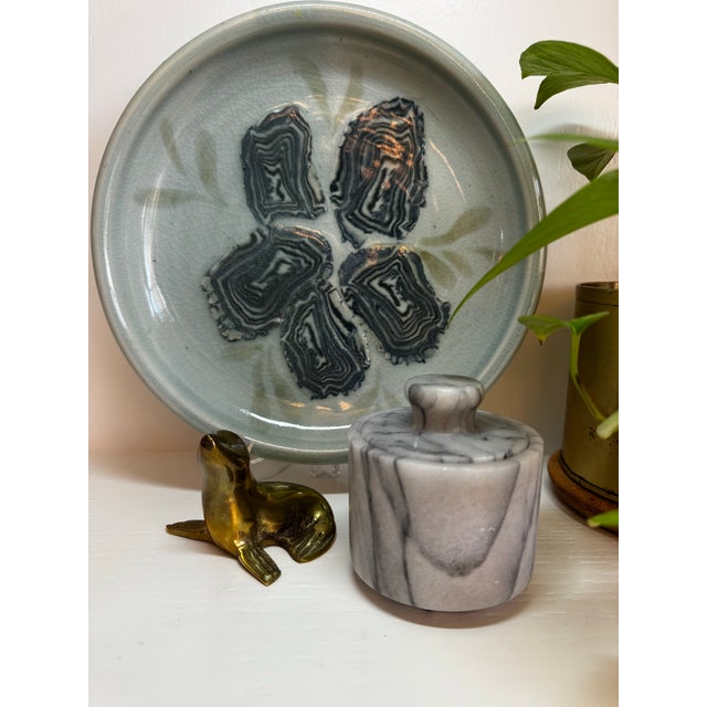 1990s 1990s Handmade Faux Oyster Plate Nerikomi Agateware Celadon Crackle Glaze Coastal Studio Pottery 9” For Sale - Image 5 of 11