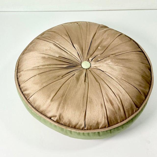 1960s 1960s Mid-Century Hollywood Regency Boho Chic Round Silk Pleated Button Decorative Pillow. For Sale - Image 5 of 13