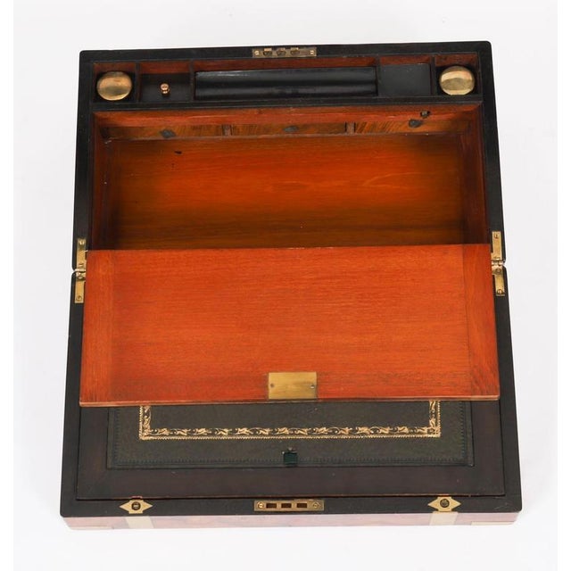 Antique George III Campaign Writing Slope with Brass Mounts, 19th Century For Sale - Image 11 of 18