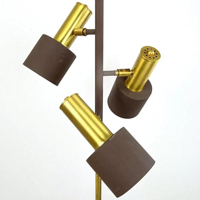 This floor lamp by famous Dutch light manufacturer RAAK Amsterdam has three lights that can be turned in about every...