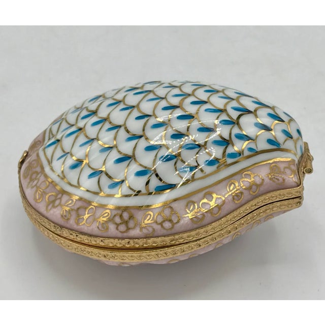 Limoges, France Antique French Petite Main (Painted by Hand) Clam Shell Pink Golden Gilt Limoges Box For Sale - Image 4 of 10
