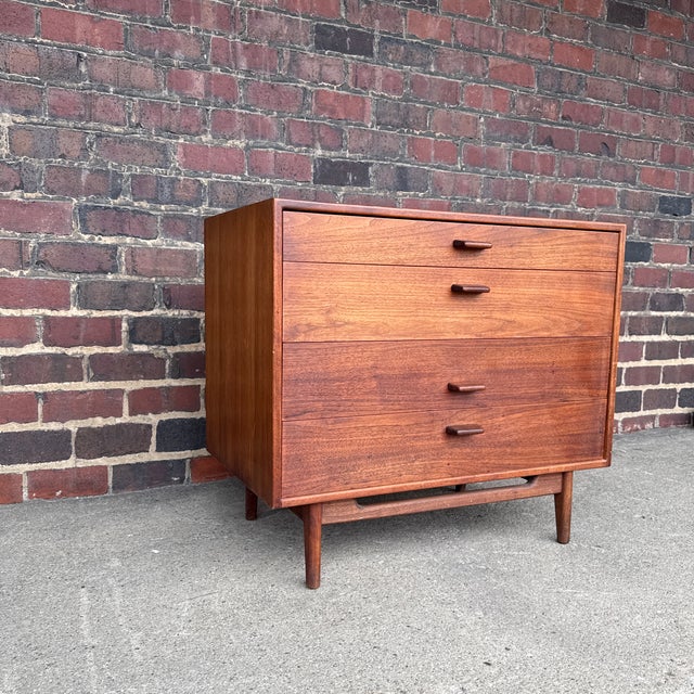 Mid-Century Modern Jen’s Risom 4 Drawer Chest in Walnut For Sale - Image 3 of 11