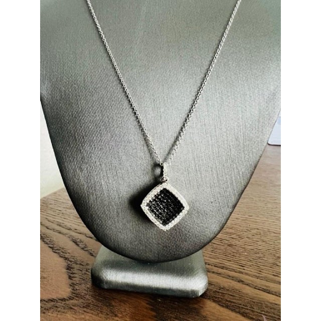 Contemporary 1.27 Carat Black Diamond White Diamond 14 Karat White Gold Chain Necklace For Sale - Image 3 of 5